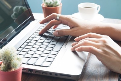 Una mujer defiende su tesis doctoral por videoconferencia