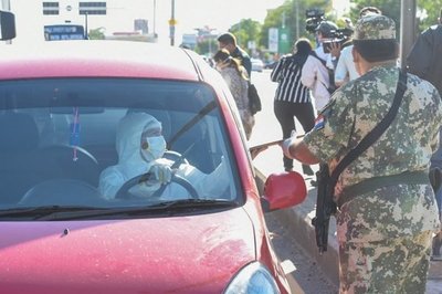 ¿Cuarentena? Intenso tráfico con trabajadores indispensables y avivados