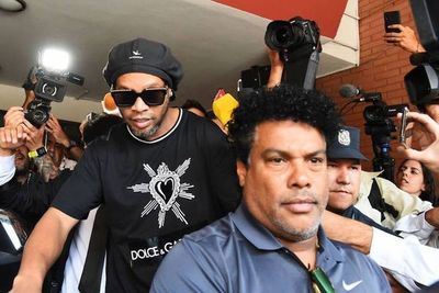 Juez decidirá esta tarde si levanta prisión preventiva de Ronaldinho y su hermano