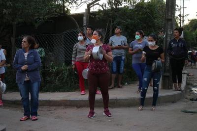 “Cacerolazo” en el bañado por falta de asistencia del Gobierno