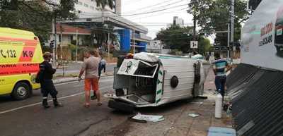 Una ambulancia y vehículos particulares protagonizaron un aparatoso accidente sobre la Avda. Mariscal López