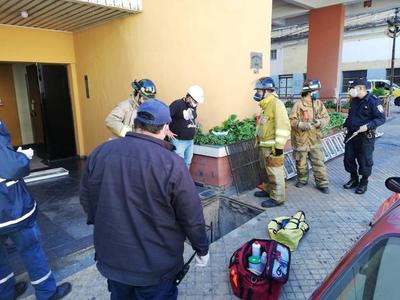 Hombre cae en registro subterráneo de alta tensión