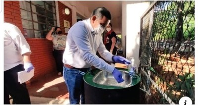 Petta muestra cómo lavarse las manos, pero con guantes