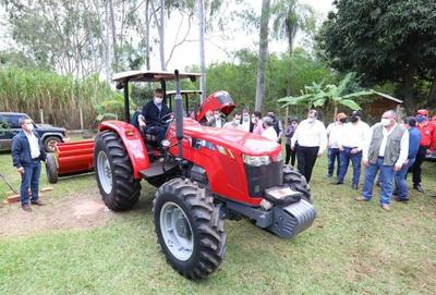 Itaipú entrega maquinarias para impulsar y mejorar la agricultura de conservación en Guairá y Paraguarí