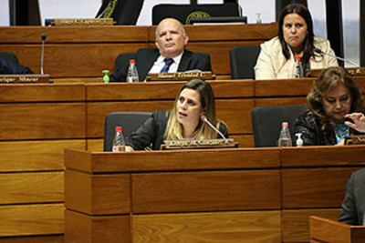 Kattya sobre Mazzoleni: “Si él continua así de confianzudo mañana le van a poner en su vaso, no sé, cianuro”