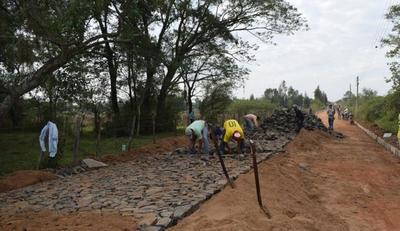 Con financiación de la EBY se inicia construcción de empedrado en Ayolas