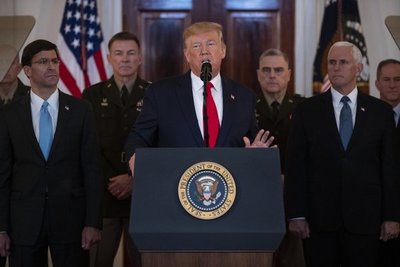 Trump amenaza con "cerrar" redes sociales tras cuestionamiento de sus tuits