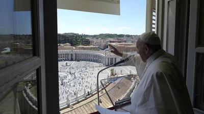 Fieles vuelven a la plaza de san Pedro para el Regina Coeli del Papa