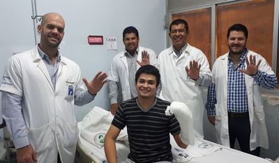 Joven con implante de mano recibió el alta médica