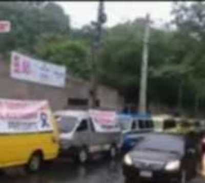 Caravana de transportistas escolares, piden asistencia del Gobierno