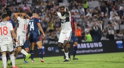 Oficial: Olimpia rescinde contrato con Emmanuel Adebayor