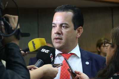 Ministro de Agricultura pide una mayor colaboración de los bancos para liberar préstamos y dinamizar economía