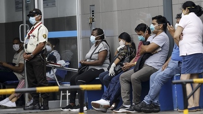 Hospitales en Perú colapsan por Covid: "Las personas mueren en las calles o esperando su turno"